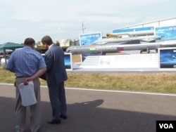 8月俄羅斯國防武器出口展上展出的俄印聯合研製的博拉莫斯巡航導彈。俄羅斯害怕中國影響，但更相信印度。(美國之音白樺攝）