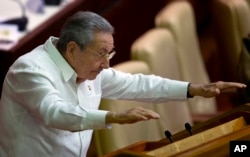 古巴领导人劳尔•卡斯特罗在古巴议会会议上向人们示意