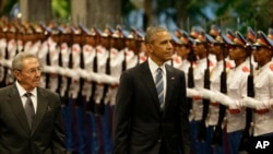 Preesidaanti Kubaa Raawul Kaastiroo (Mirga), fi preesidaanti Yunaaytid Isteets Baaraak Obamaa (Bitaa), Masaaraa Mootummaa Kuubaa, Bitooteessa 21,2016