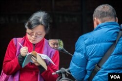 台湾人安基金会的工作人员正在为申请者登记。（美国之音记者方正拍摄）