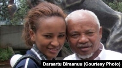 Admaasuu Biraanuu fi intala isaa Daaraartuu Biraanuu. Daaraartuun "abbaan kiyya anaaf hiriyaa kiyyaa ture," jette.