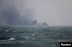 中国交通部2018年1月9日提供的照片显示，巴拿马注册的“桑吉”号（Sanchi）油轮与香港注册的货轮“长峰水晶”号相撞，货轮着火冒出熊熊浓烟和火焰。（2018年1月7日）