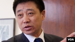 今年二月瞿铭的父亲瞿万志在邓洪律师事务所陈词（ 美国之音国符拍摄）