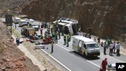 Mfano wa ajali za basi nchini Afrika kusini ambazo zimetokea miaka ya nyuma. Picha inahusisha ajali huko De Doorns, Afrika kusini, Friday, March 15, 2013. 