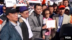 代表试图递送抗议信给ABC（美国之音记者国符拍摄）