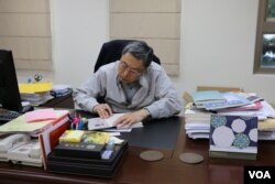 高孔廉于东吴大学办公室内 （美国之音易林拍摄）