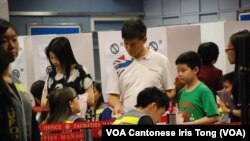 有香港市民帶同小孩到佔中全民投票站投票，了解民主投票的程序