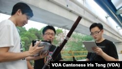 幾位香港大學生在屋公共屋邨演奏樂器、唱民運歌曲宣傳佔中全民投票