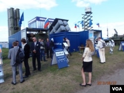 俄罗斯最近几年开发的可隐藏在集装箱中的新式导弹系统，曾在去年的莫斯科国际航展上展出。(美国之音白桦 拍摄)