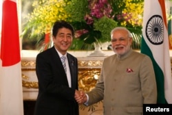 (2014年9月1日，印度总理莫迪在东京国宾馆与日本首相安倍握手)