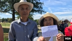 来自宁波的张氏夫妇他们的祖先是其中一块碑石的捐赠者