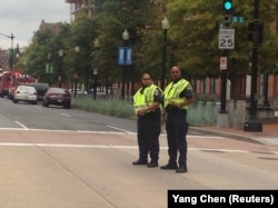 美国首都华盛顿海军办公楼发生枪击案,图为事发现场警察在维持秩序（美国之音杨晨拍摄）