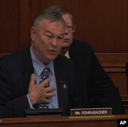 羅拉巴克議員星期三在聽證會發言