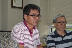 中國民主轉型研究所所長王天成（左）