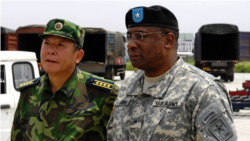 时任美国驻华武官的霍珀准将（中文名胡可诚）2008年汶川地震后与时任中国国防部外事办副主任关友飞大校视察美中联合赈灾行动