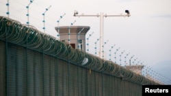 Защитный периметр вокруг здания, официально именуемого китайскими властями как «центр профессионального обучения» в Дабанчэне, Синьцзян-Уйгурский автономный район, Китай, 4 сентября 2018 года