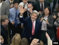 美国国务卿克里受到国务院工作人员热烈欢迎(美国之音视频截图)