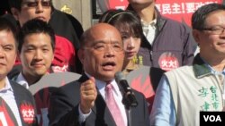 站在麦克风前的是民进党主席苏贞昌(美国之音 张佩芝拍摄)