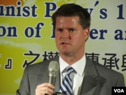 前美国国务院副助理国务卿薛瑞福(美国之音张佩芝拍摄)