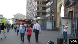 普希金广场旁麦当劳店前的街头艺人。（美国之音白桦拍摄）