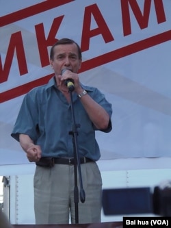 前苏联持不同政见者，俄罗斯捍卫人权运动领导人帕诺马廖夫在去年夏天的莫斯科反政府集会上发言。(美国之音白桦拍摄)