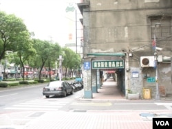 骑楼下的店铺街摊难得年休 (美国之音申华拍摄)