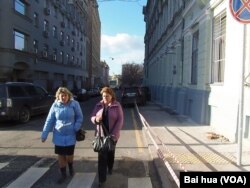 装着尸体的汽车夜里从这条街上开走，清洁工们立刻打扫街上的血迹。右侧是卢毕扬卡11号秘密警察后勤大楼。(美国之音白桦拍摄)