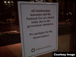 华盛顿史密斯博物馆前张贴的告示“由于政府关门，史密斯的所有博物馆和国家动物园对游客关闭”