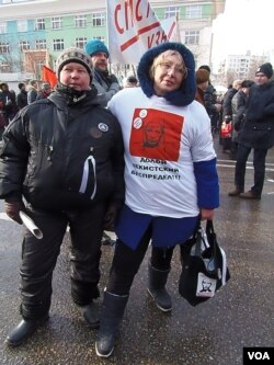 反对派活动人士卡尔马科娃（右）。她T恤上写的是：打到契卡（克格勃）的胡作非为。（美国之音白桦拍摄）