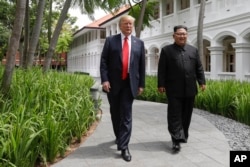 在新加坡聖陶沙的嘉佩樂酒店(Capella Hotel) 舉行美國北韓峰會期間，美國總統川普與北韓領導人金正恩在午飯後散步。(2018年6月12日)