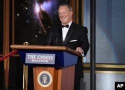 川普的前白宫发言人肖恩·斯宾塞出乎意料地在颁奖仪式上亮相