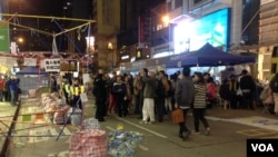 大批市民周五晚前往铜锣湾占领区（美国之音海彦拍摄 ）