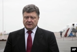 2014年8月28日烏克蘭總統波羅申科在基輔機場發表談話.