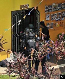 警察進攻有人質被劫持的幼兒園