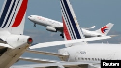 ເຮືອ​ບິນ​ຂອງ​ສາຍ​ການ​ບິນ China Eastern ບິນ​ຂຶ້ນ​ຢູ່​ສະ​ໜາມ​ບິນ ຊາກ​ເດິ​ໂກ​ລ໌, ນະ​ຄອນຫຼວງ ປາ​ຣີ, ຝ​ຣັ່ງ, 19 ພຶດ​ສະ​ພາ, 2020.