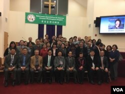 高雄市长陈菊与华府台湾同乡会会员合影(美国之音钟辰芳拍摄)