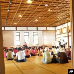 参观者榻榻密上听古筝