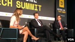 美國司法部國家安全事務助理部長德默斯(John Demers)（中）與國家反間諜與安全中心主任威廉·伊萬尼納（William Evanina）（右）（美國之音黎堡6/27/2019 ）