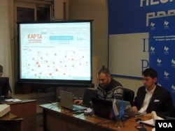 2012年3月4日总统大选结束后，“戈洛斯”召开新闻发布会介绍投票情况。左侧的屏幕上显示了投票舞弊行为的分布地图。（美国之音白桦拍摄）