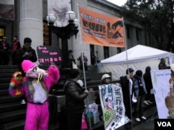 绿营民众到现场声援，​要求释放陈水扁（美国之音许波拍摄）