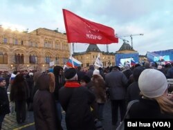 俄罗斯共产党支持普京的乌克兰政策。俄罗斯吞并克里米亚后，3月18日莫斯科红场上集会庆祝的俄共党员。(美国之音白桦拍摄)
