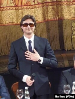 艺术总监菲林遭硫酸袭击后首次回到大剧院舞台。(美国之音白桦拍摄)