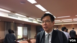 台湾实践大学英语教授陈超明（美国之音记者申华 拍摄）