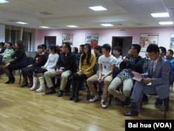 喀山大学的中国和其他国家留学生。前排右起第四人是耿同学。(美国之音白桦拍摄)