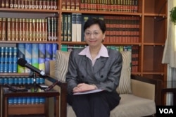 台湾外交部发言人高安2014年3月27日主持记者会 (美国之音申华拍摄)