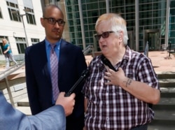 资料照片： 科罗拉多州居民达纳·兹伊姆在丹佛的美国联邦法庭外谈自己的案情。(2016年7月20)