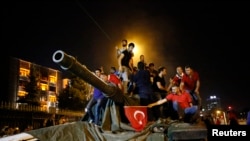 土耳其示威者在安卡拉坐上坦克抗議政變