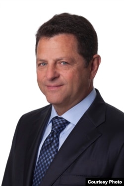 Plaza建築公司的總裁理查德伍德(Richard Wood)