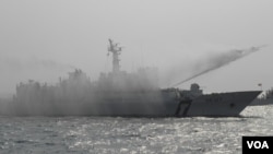 海巡署新船高雄港外喷水演习(美国之音申华拍摄)