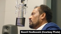 Obbo Baqqalaa Garbaa, ittti aanaa dura ta'aa KFO. Istuudiyoo En Pii Aar (NPR) Washingtan Diisii jiru waliin gaafii fi deebii gaggeessanii turan, Hagayya, 2015.